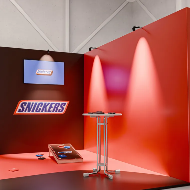 Gebrandete Cornhole Boards ziehen Aufmerksamkeit an einem Messestand auf sich